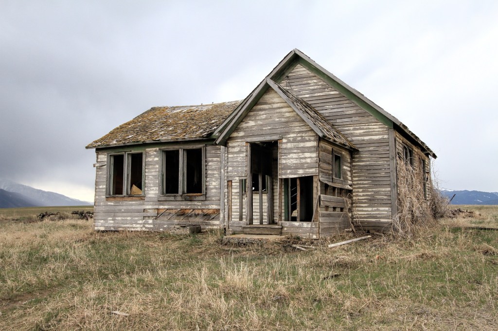Utterly Abandoned Dwellings - A new series of utterly desolate homes on the blog of romance author, Lis'Anne Harris. 