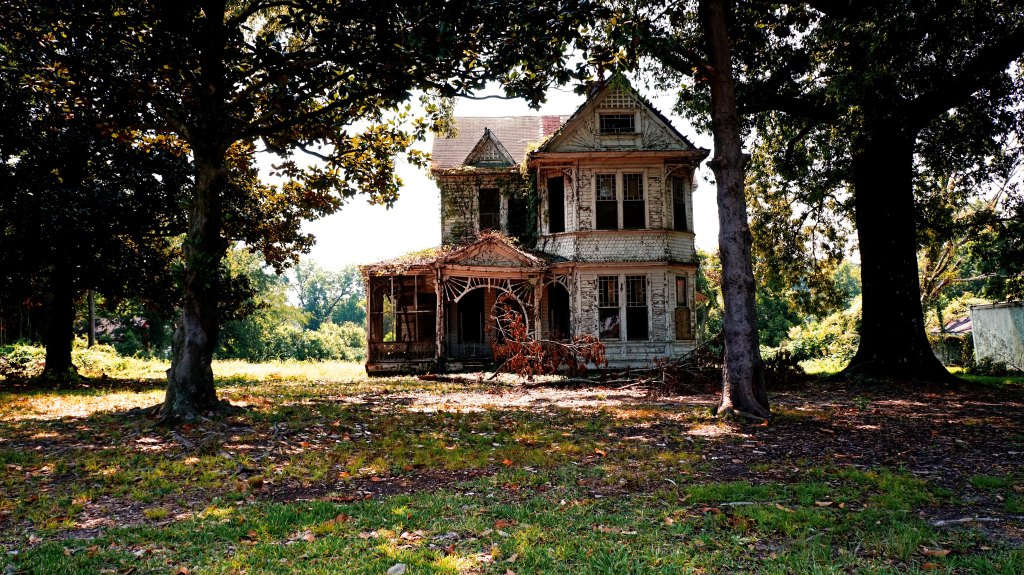 Utterly Abandoned Dwellings - A new series of utterly desolate homes on the blog of romance author, Lis'Anne Harris. 