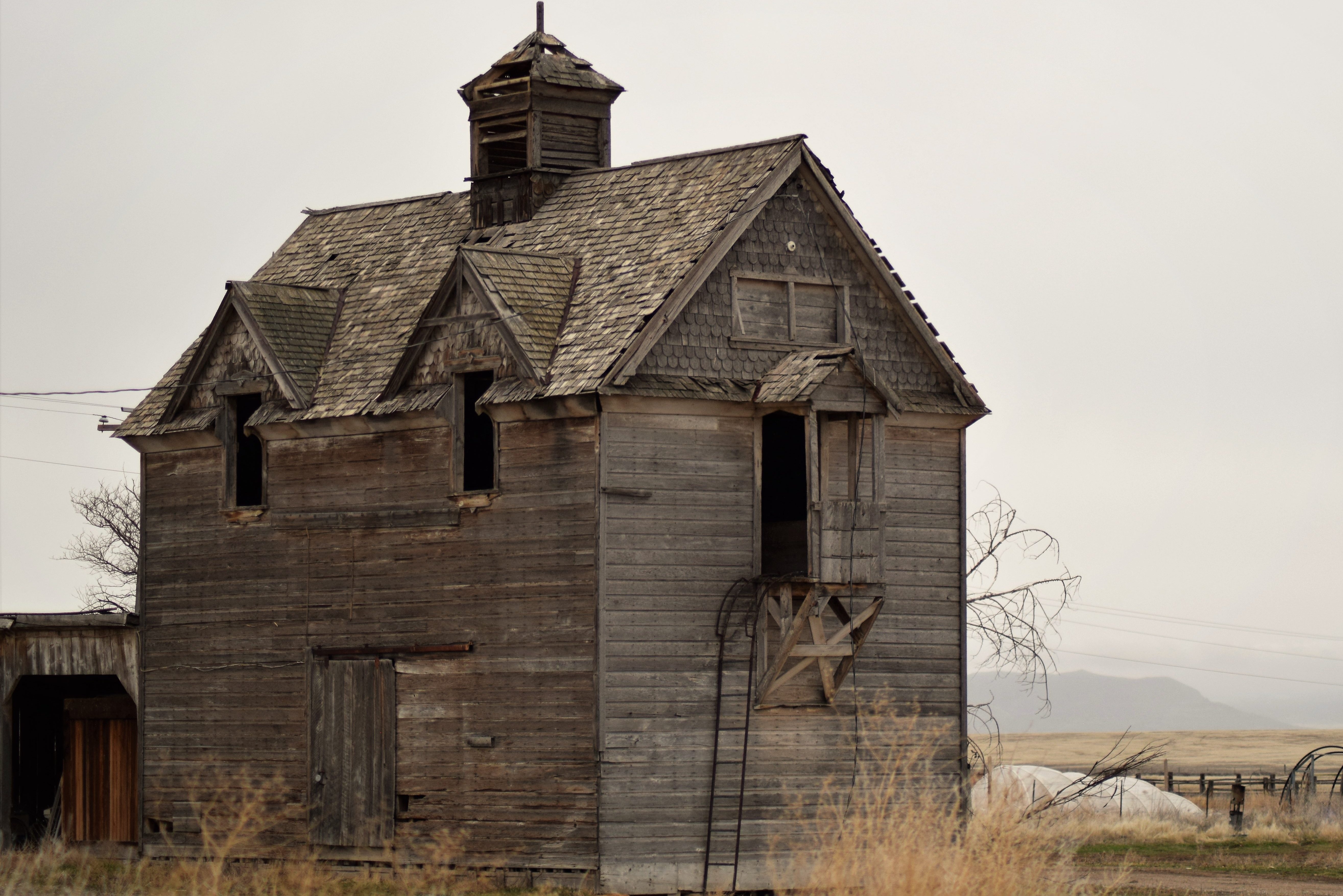 Utterly Abandoned Dwellings - A new series of utterly desolate homes on the blog of romance author, Lis'Anne Harris. 